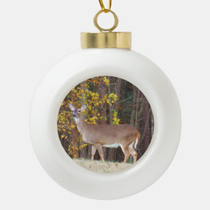 Hirsche vor dem gelben Herbstbaum Keramik Kugel-Ornament