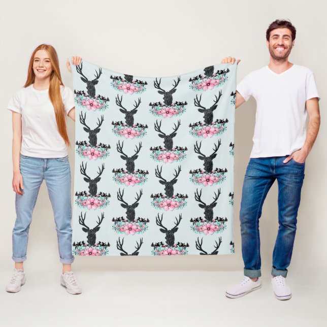 Hirschkopf mit rosa Blume und Gebirgsmuster Fleecedecke (Beispiel)