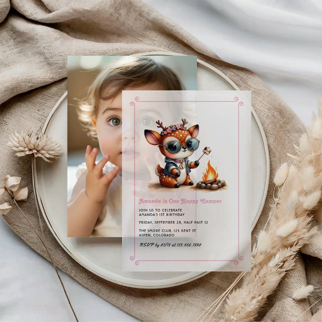 Hirschmädchen "One Happy Camper" 1. Geburtstag Par (Deer Girl “One Happy Camper” 1st Birthday Party Vellum Invitations)