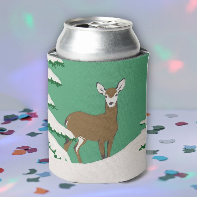 Hirschschschnee Winterlandschaft Pine Tree Dosenkühler (Brown female doe deer standing in snow by pine tree on mint green drink can cooler.)