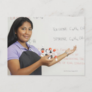 Hispanische Teenagerin im naturwissenschaftlichen Postkarte