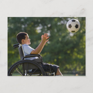 Hispanischer Junge, 8, im Rollstuhl mit Fußball Postkarte
