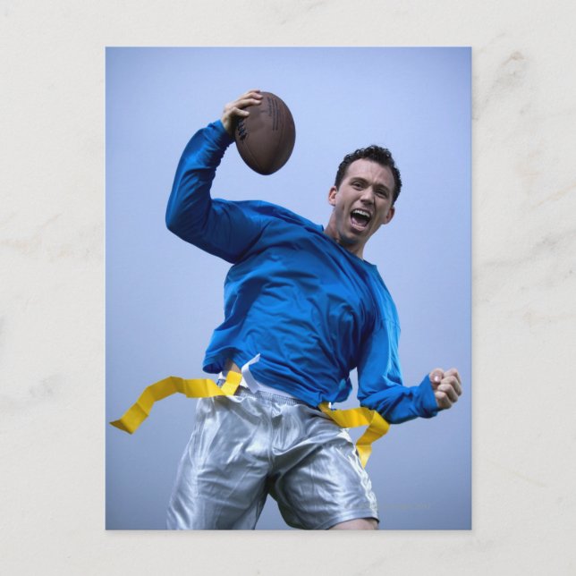 Hispanischer Mann, der einen Fußball wirft Postkarte (Vorderseite)