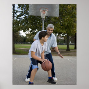 Hispanischer Vater und Sohn spielen Basketball Poster