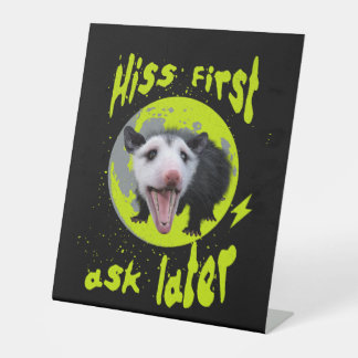 Hiss first, ask later Funny Opossum Hissing Sockelschild