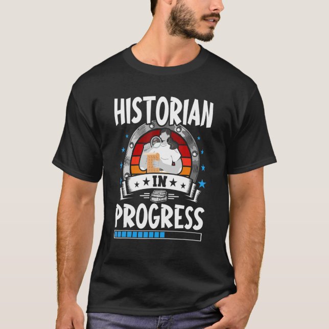 Historian In Progress Trainee Student T-Shirt (Vorderseite)