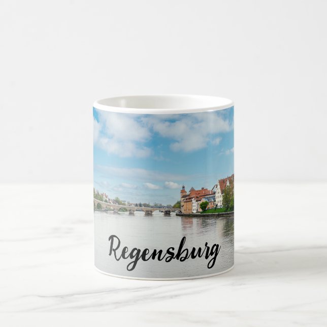 Historische Altstadt von Regensburg, Deutschland Kaffeetasse (Mittel)