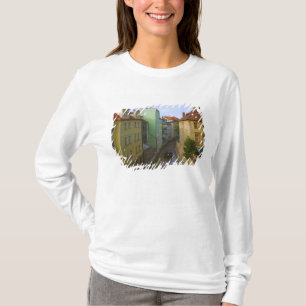 Historische Gebäude mit Kanal, Prag, Tschechien T-Shirt