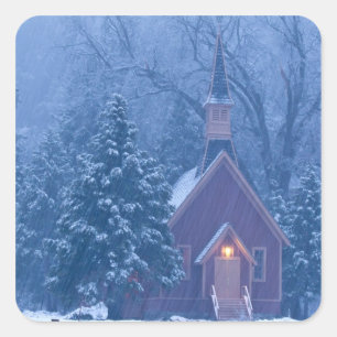 Historische Kapelle des Yosemite-Tals während schw Quadratischer Aufkleber