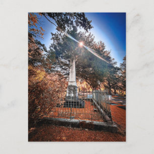 Historischer Friedhofsobelisk mit Herbstsonnenlich Postkarte