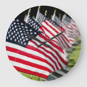 Historischer MilitärFriedhof mit US-Flaggen Große Wanduhr