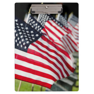 Historischer MilitärFriedhof mit US-Flaggen Klemmbrett