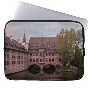 Historisches Gebäude bei Sonnenuntergang in Nürnbe Laptopschutzhülle