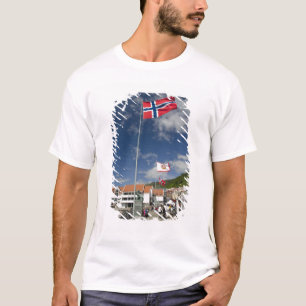 Historisches Hafengebiet Bergen mit Flaggen T-Shirt