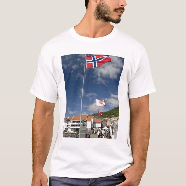 Historisches Hafengebiet Bergen mit Flaggen T-Shirt (Vorderseite)