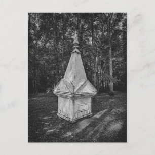 Historisches Holzmonument im Wald Schwarz-Weiß Postkarte