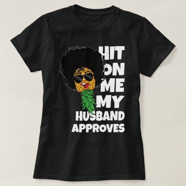 Hit On Me Mein Husband genehmigt Black Swinger Pin T-Shirt (Design vorne)