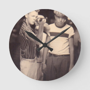 hit the target and win a kewpie doll runde wanduhr