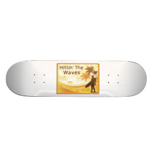 Hittin der Wellen-Surfer auf dem Strand Skateboard