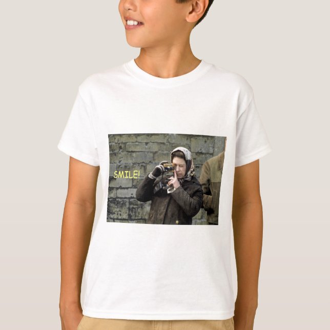 HM Königin Elizabeth lächelt! T-Shirt (Vorderseite)