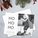 Ho Ho Ho | Minimalistisch Clean Simple Christmas F Feiertagspostkarte<br><div class="desc">Einfache, stilvolle "Ho Ho Ho Ho" Foto Postkarte in monochromen Schwarz & Weiß mit einer modernen minimalistischen Typografie in Weiß, die leicht mit Ihrem eigenen Gruß, Familiennamen & Jahr für eine trendige Festsaison personalisiert werden kann! Die Karte zeigt ein Beispielbild eines bezaubernden kleinen Jungen, der auf einem Roller reitet und...</div>