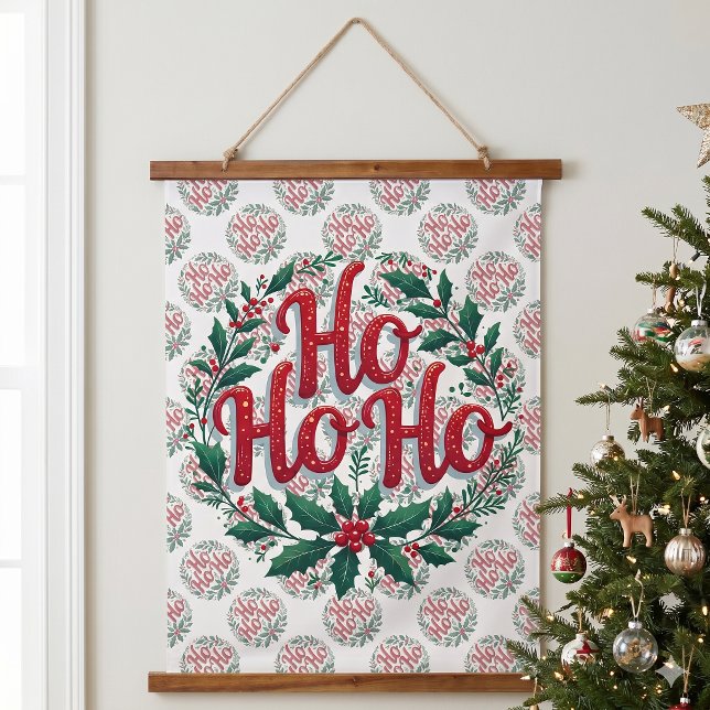 Ho Ho Ho Weihnachtskranz-Typografie-Design Wandteppich Mit Holzrahmen (A vertical hanging tapestry from the reference image. Hanging flat on a wall. A woman stands beside )
