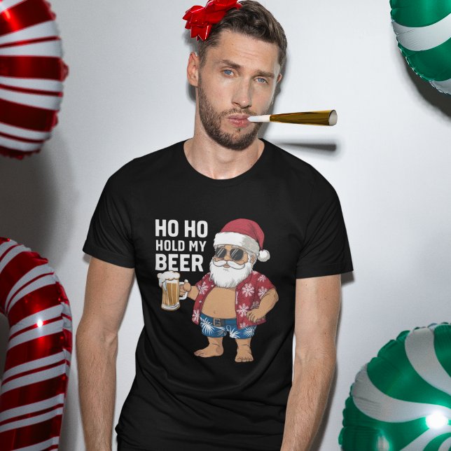 Ho Ho Hold My Beer, Fun Christmas Gift T-Shirt (Von Creator hochgeladen)