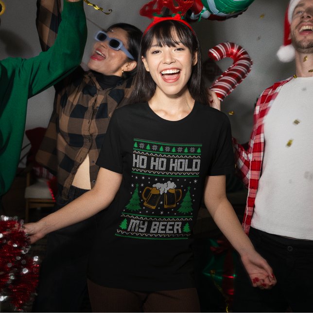 Ho Ho Hold My Beer Funny Christmas  T-Shirt (Von Creator hochgeladen)