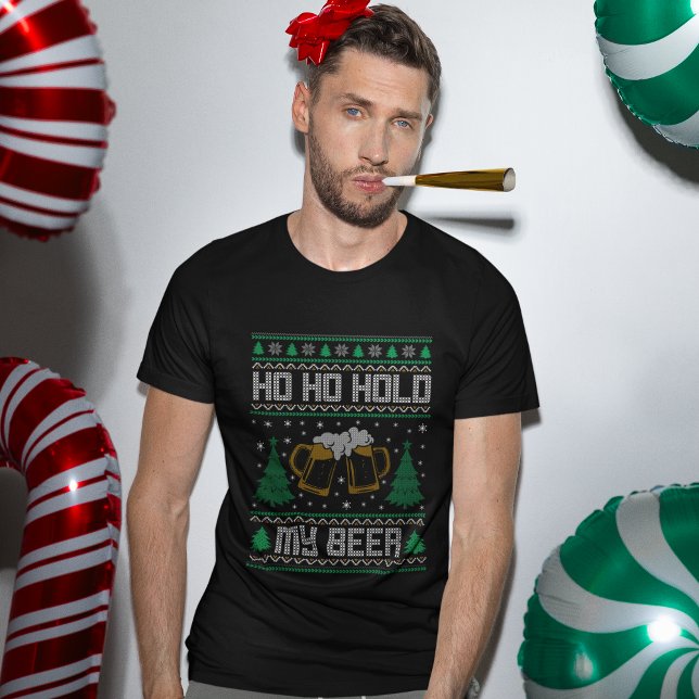 Ho Ho Hold My Beer Funny Christmas  T-Shirt (Von Creator hochgeladen)