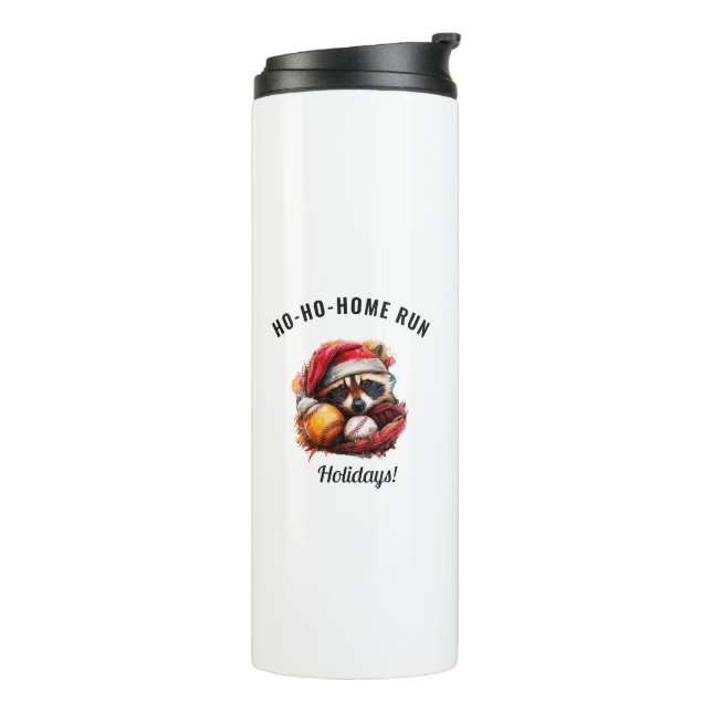Ho-Ho-Home Run Raccoon — Baseball Travel Mug Thermosbecher (Nach links gedreht)