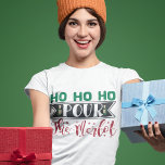 Ho Ho Pour the Merlot Funny Christmas Drink T-Shirt<br><div class="desc">Ein lustiges Weihnachtsdesign für Weinliebhaber,  das lautet: "Ho ho ho pour the Merlot".</div>