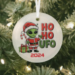 Ho Ho UFO Ornament Aus Glas<br><div class="desc">Dieses Ho HUFO Glasdekor aus elegantem Glas mit mattiertem Hintergrund wird Ihnen helfen, Ihrem Baum einen kleinen Spaß hinzuzufügen.</div>