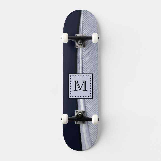 Hoch entwickelte Navy und Silver Feather Monogram Skateboard (Vorderseite)