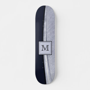 Hoch entwickelte Navy und Silver Feather Monogram Skateboard