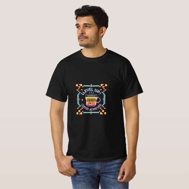 HOCH! KAFFEE ERREICHT - Retro Pixel Gamer Desi T-Shirt (Vorne ganz)