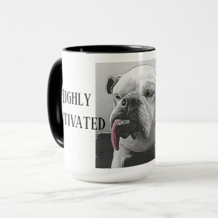 Hoch motivierter Sleepy Stierhund mit Haltung Tasse