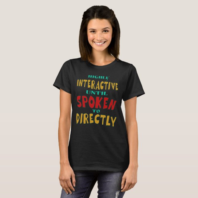 Hochinteraktiv, bis direkt angesprochen Lustig  T-Shirt (Vorne ganz)
