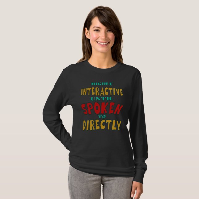 Hochinteraktiv, bis direkt angesprochen Lustig  T-Shirt (Vorne ganz)