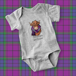 Hochland Kuh mit Wardlaw Tartan Scarf Baby Strampler
