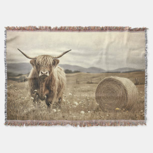 Hochlandkuh auf einem Heufeld im Vintage-Stil Decke