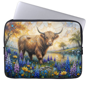 Hochlandkuh in einer blumigen Tallandschaft Laptopschutzhülle