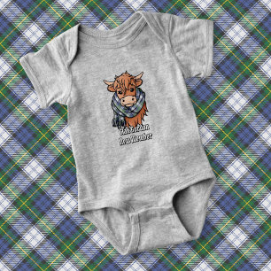Hochlandkuh mit Gordon Dress Tartan Scarf Baby Strampler