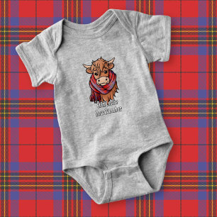 Hochlandkuh mit Leslie Red Tartan Scarf Baby Strampler