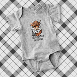 Hochlandkuh mit MacFarlane Black und White Scarf Baby Strampler