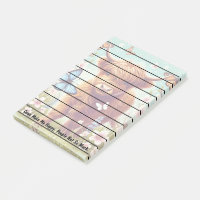 Hochlandkuh mit Schmetterlingen und Frühlingsblume