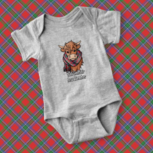 Hochlandkuh mit Sinclair Red Tartan Scarf Baby Strampler