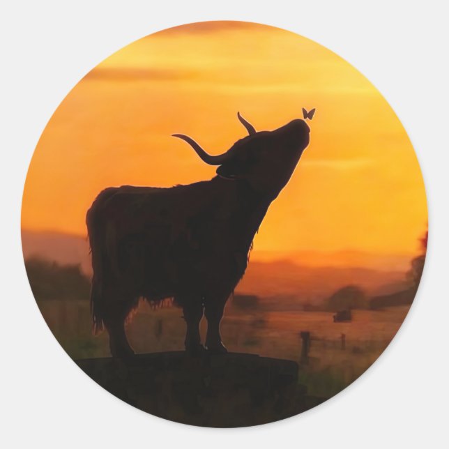 Hochlandkuh oder Kalb und Schmetterling Sonnenunte Runder Aufkleber (Vorderseite)