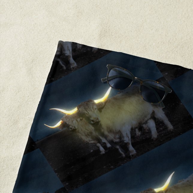 Hochlandkühe leuchten im Dunkeln, Strandtuch (Beispiel)