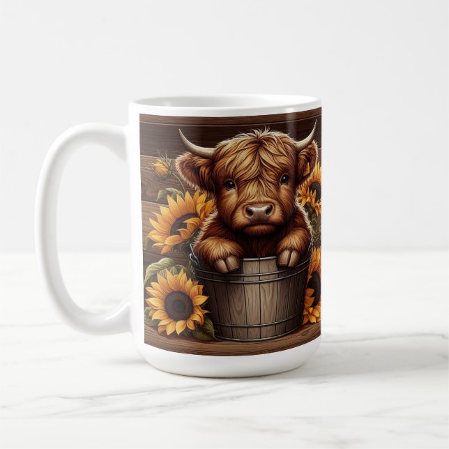 Hochlandkuhkalb mit Sonnenblumen in Holzbuckel Kaffeetasse (Links)