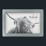 Hochlandkuhportrait Initialmonogramm Schwarz-weiß Rechteckige Gürtelschnalle<br><div class="desc">Hochlandportrait individuelle Name erste Monogramm in Schwarz-Weiß. Porträtbild eines majestätischen Hochlandrinders an einem nebeligen Tag mit weißem Hintergrund in Schwarz und Weiß.</div>